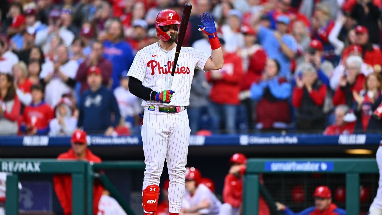 Harper given extra time for ovation in Philly return