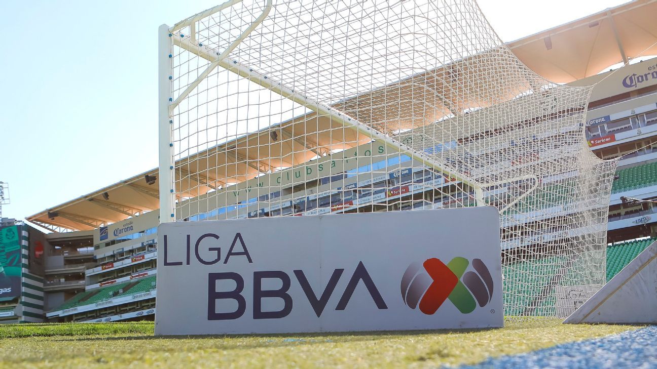 Autoridades de Torreón regresan a aficionados de Rayados previo al