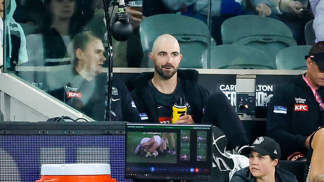 AFL Collingwood's Steele Sidebottom suffers knee injury in 300th game