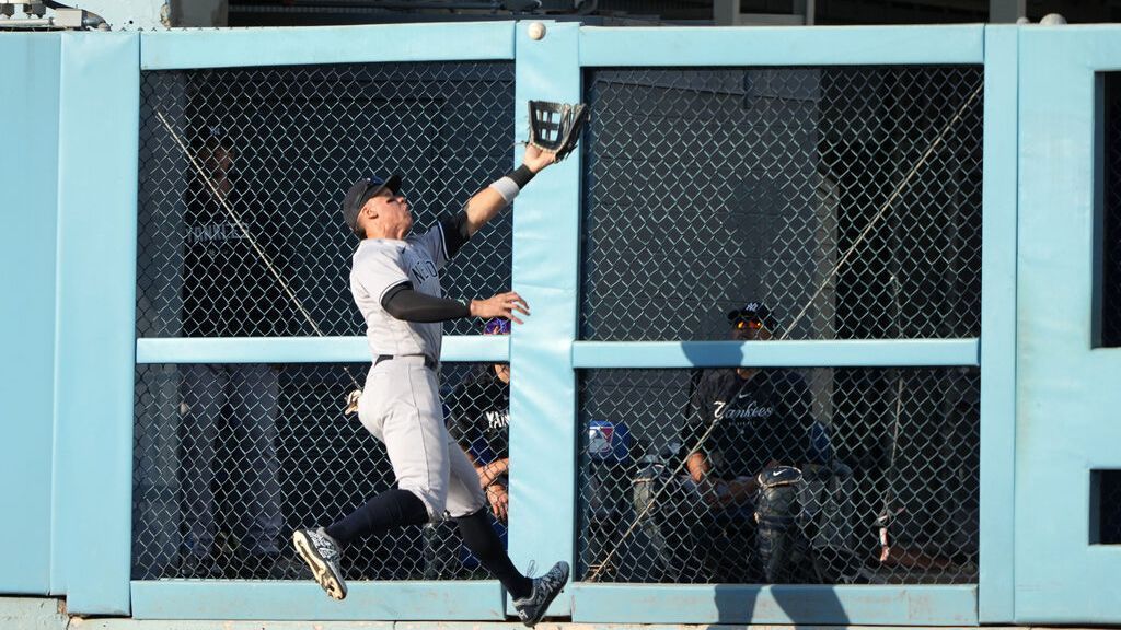 Judge out vs. Dodgers after banging toe making spectacular catch