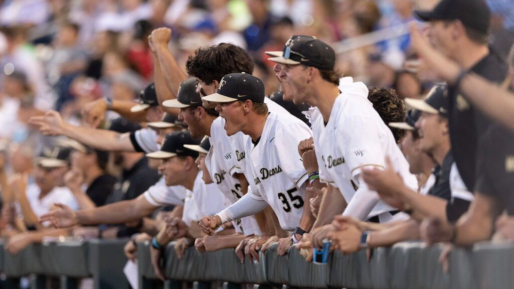 Wake Forest No. 1 se está alejando de LSU tarde en MCWS avanzando