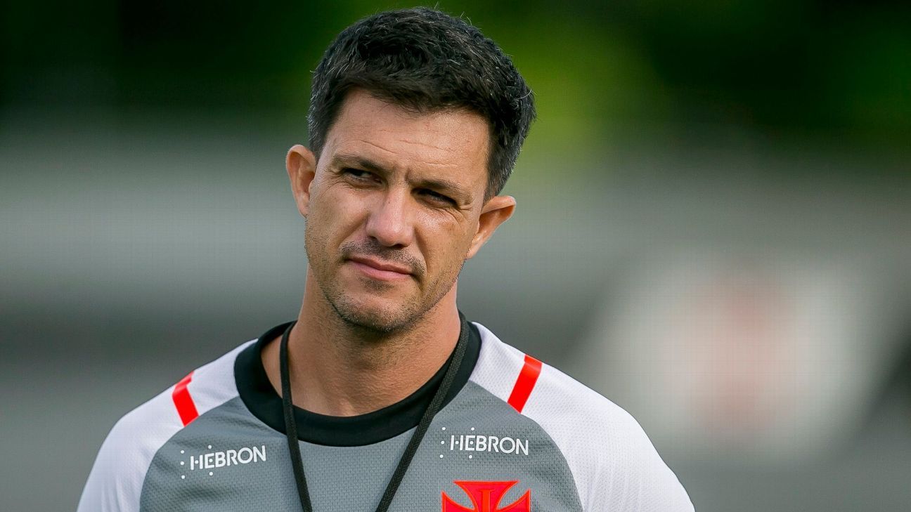 Treinador Maurício Barbieri faz história ao iniciar trabalho internacional na carreira.