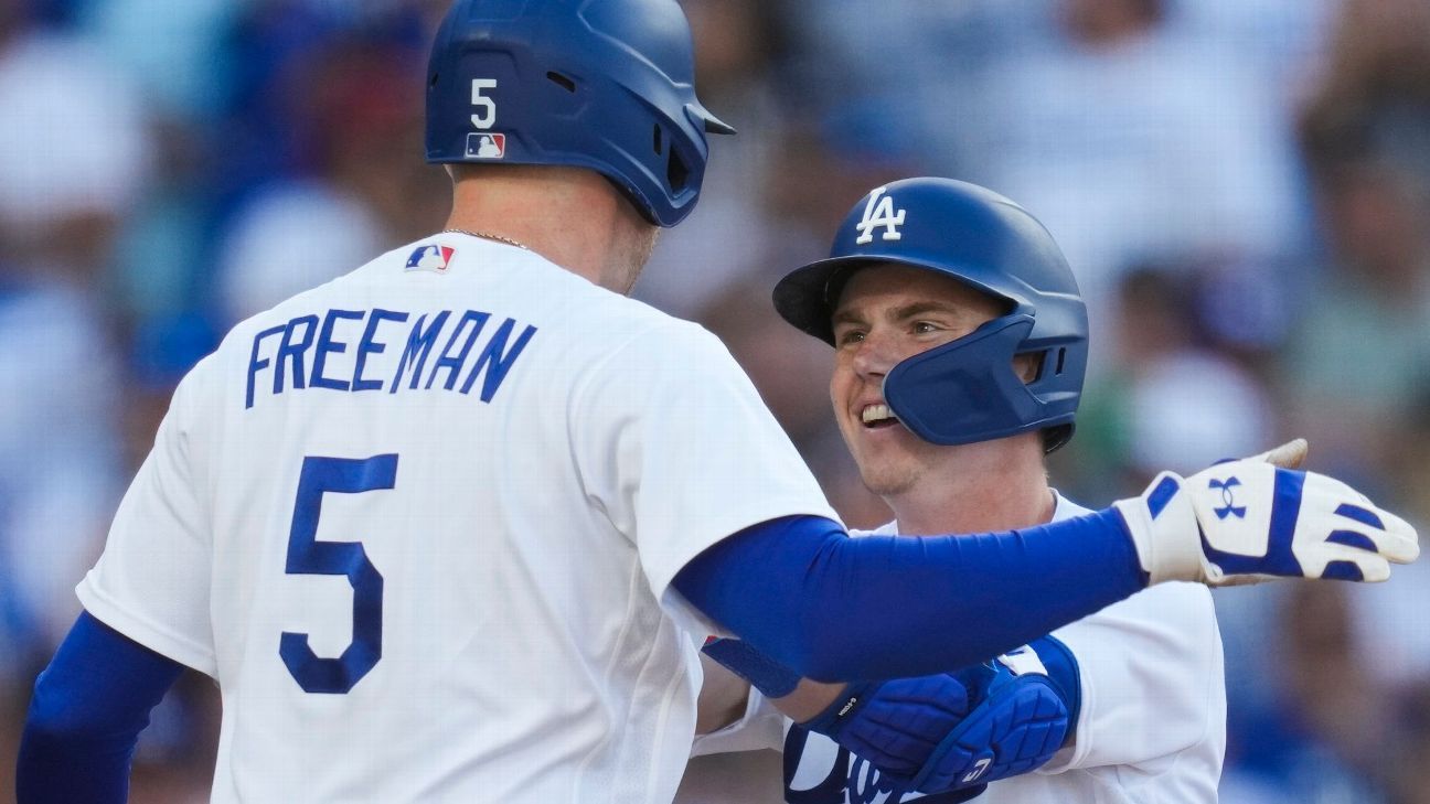 Freddie Freeman gets standing ovation in Dodgers Stadium debut