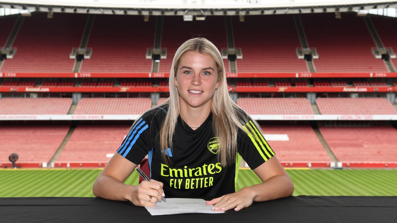 Alessia Russo Signs With Arsenal