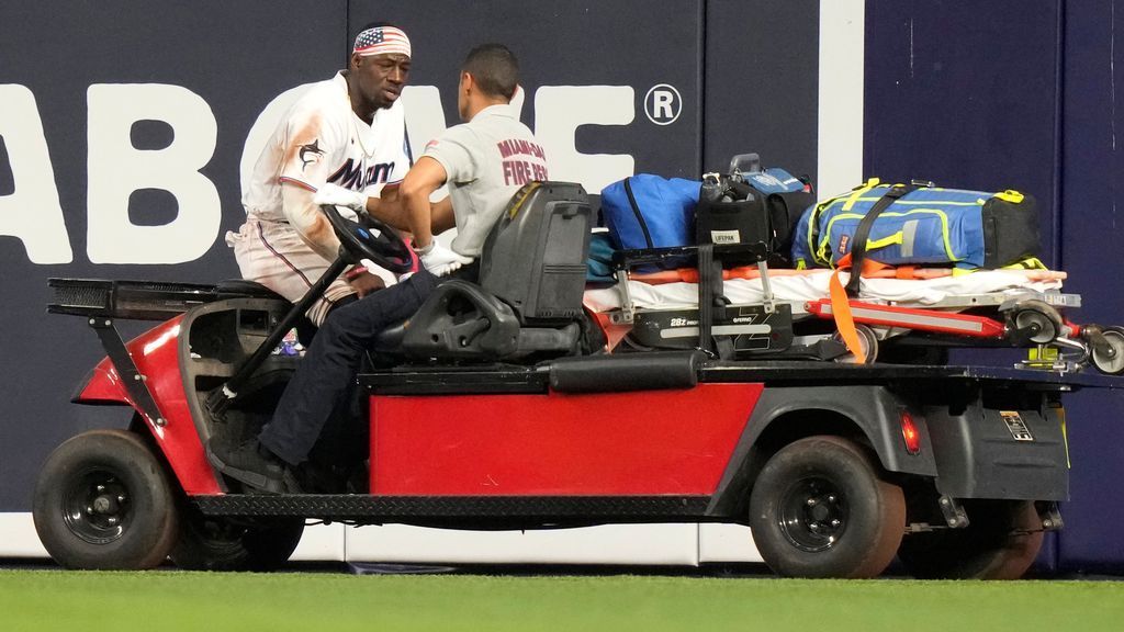 Marlins CF Davis carted off with knee injury