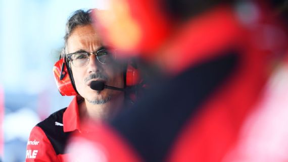 Лоран Мекис в форме Ferrari