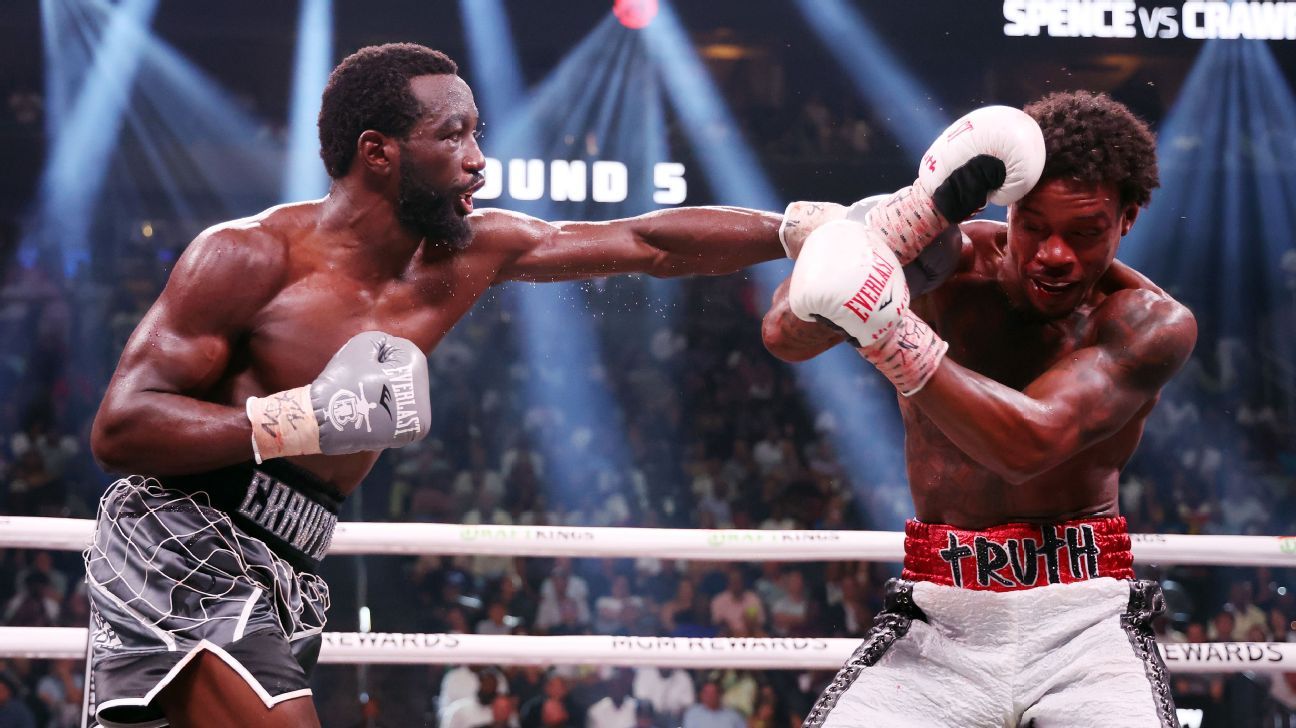 Terence Crawford, left, used his jab to eventually dismantle Errol Spence Jr. in a ninth-round TKO victory in July 2023.
Al Bello/Getty Images