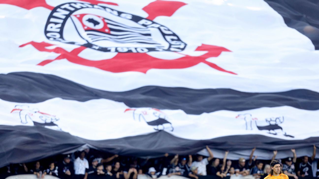 Organizadas do Corinthians vão ao CT e se reúnem com elenco antes de clássico contra o Santos
