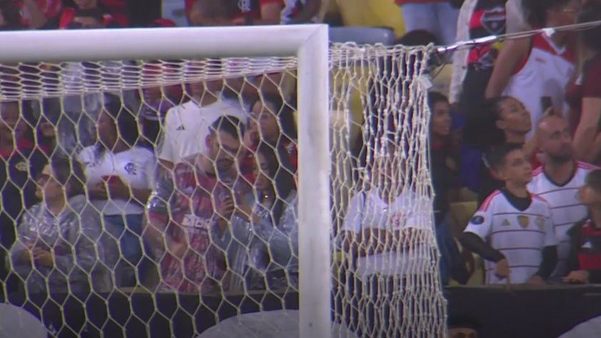 Flamengo x Inter tem partida iniciada com buraco na rede em um dos gols do Maracanã