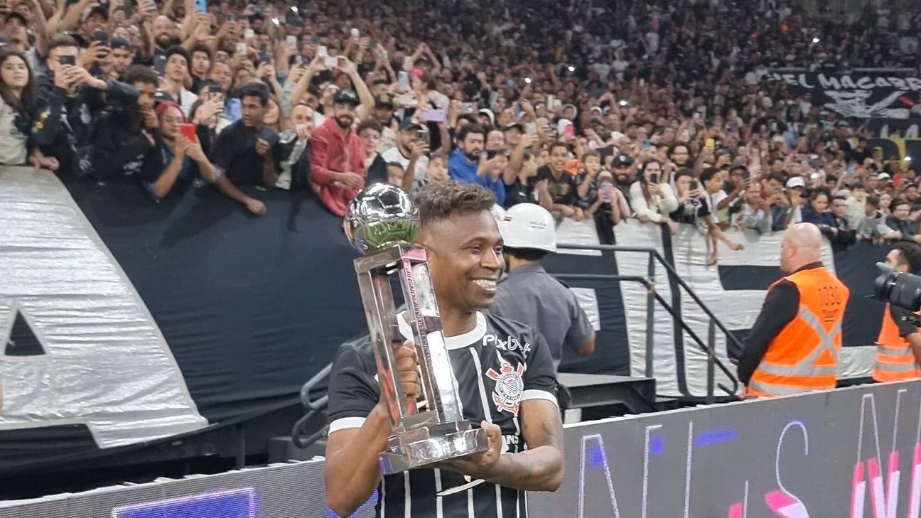 Edilson reencontra vítimade caneta em amistoso do Corinthians: 'Zerou tudo'  - ESPN