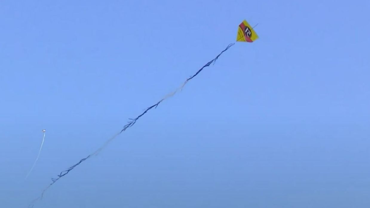 Corinthians x Palmeiras é paralisado após pipa provocativa ficar presa na Neo Química Arena: 