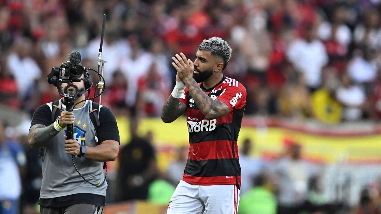 Ex-São Paulo e Flamengo vê falta de respeito de Gabigol a companheiros por beijo para Dorival