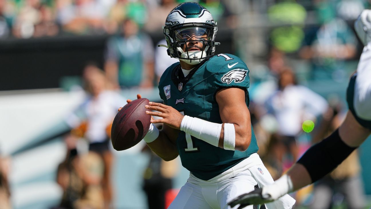 Hurts throws for 319 yards, Elliott's 54-yarder lifts 4-0 Eagles