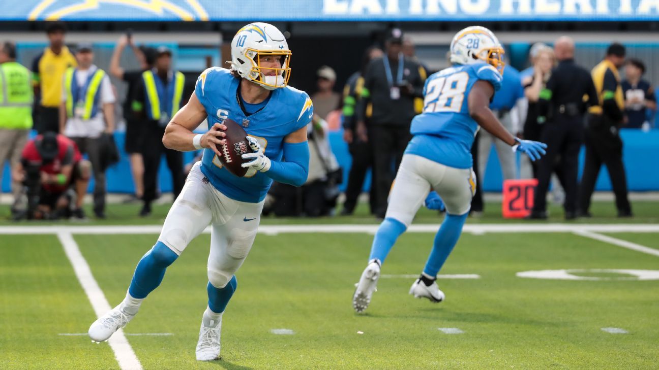 Chargers QB Justin Herbert fractured finger in win