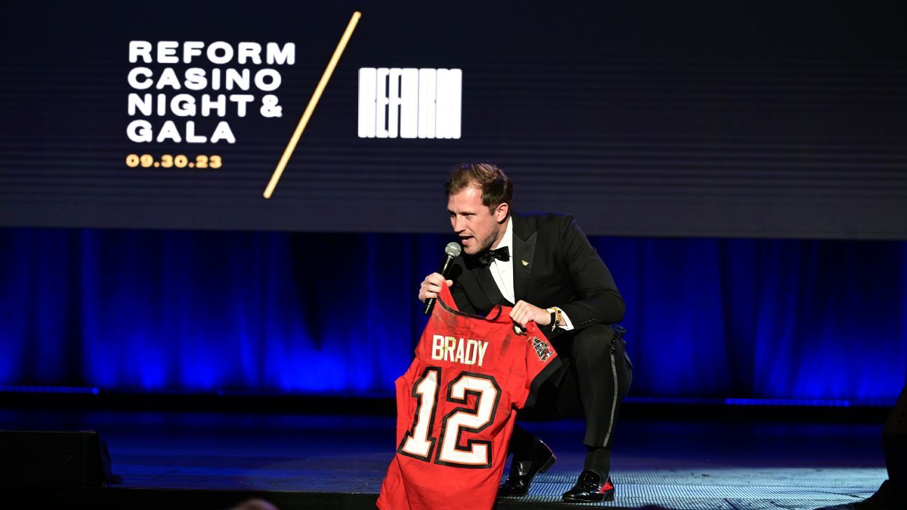 Tom Brady's 700th Career Touchdown Pass Jersey Sells for $1.2 Million in  Benefit Auction