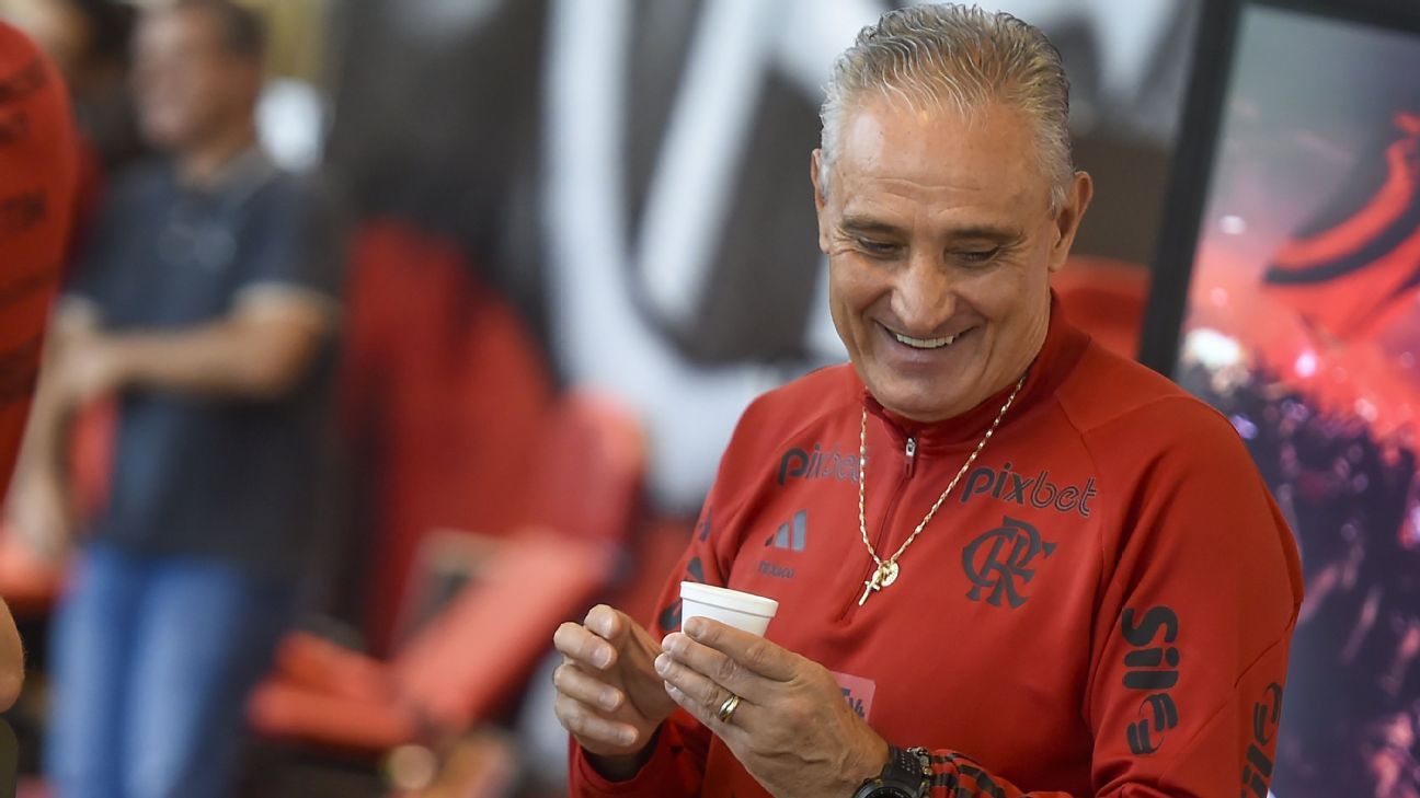 Tite se emociona e chora ao receber presente especial do Flamengo