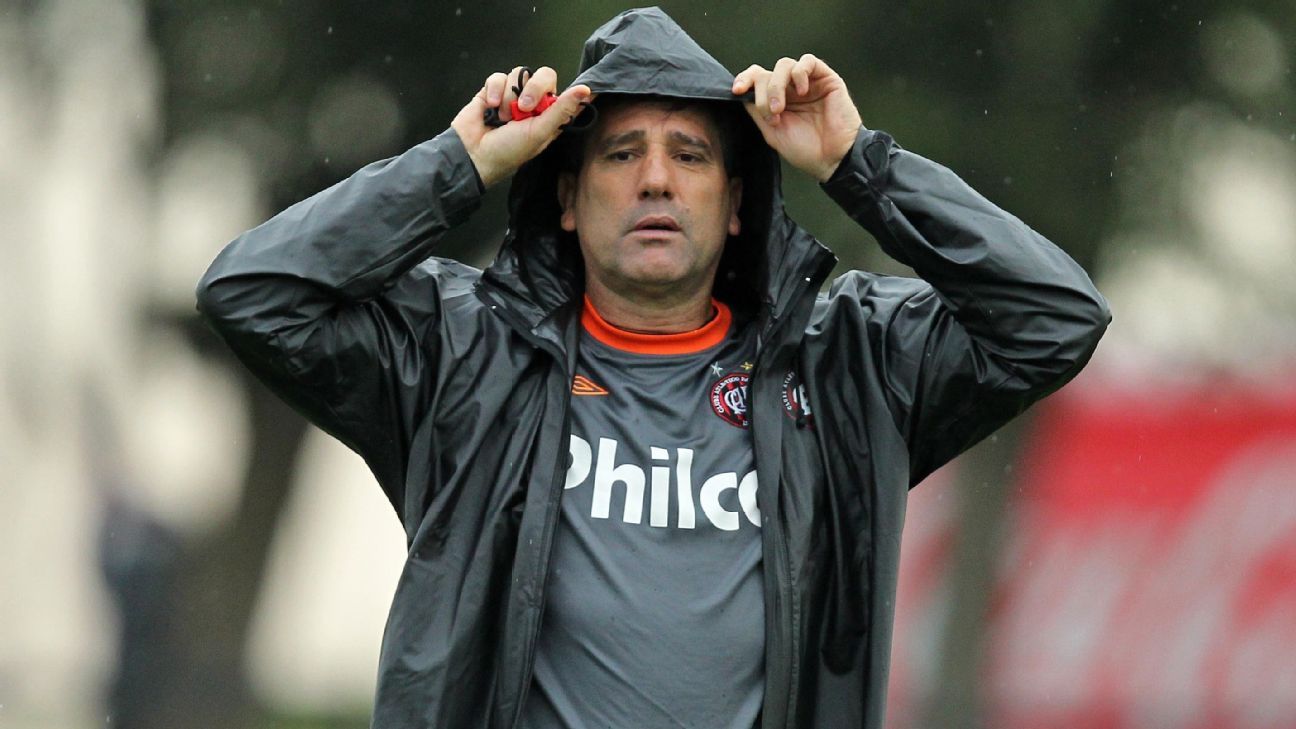 Substituição por telefone, volante de atacante e psicólogo sou eu: a curta passagem de Renato pelo Athletico-PR