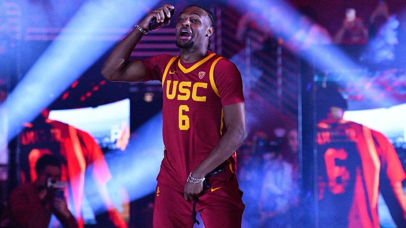 Bronny James dances with USC Trojans in ‘Trojan HoopLA’