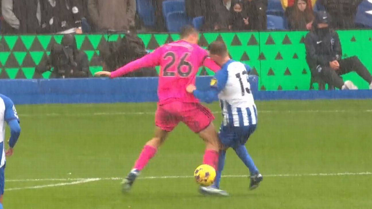 João Palhinha debería haber recibido una tarjeta roja del VAR cuando se aseguró de que su brazo hiciera contacto con la cabeza de Pascal Groß del Brighton.