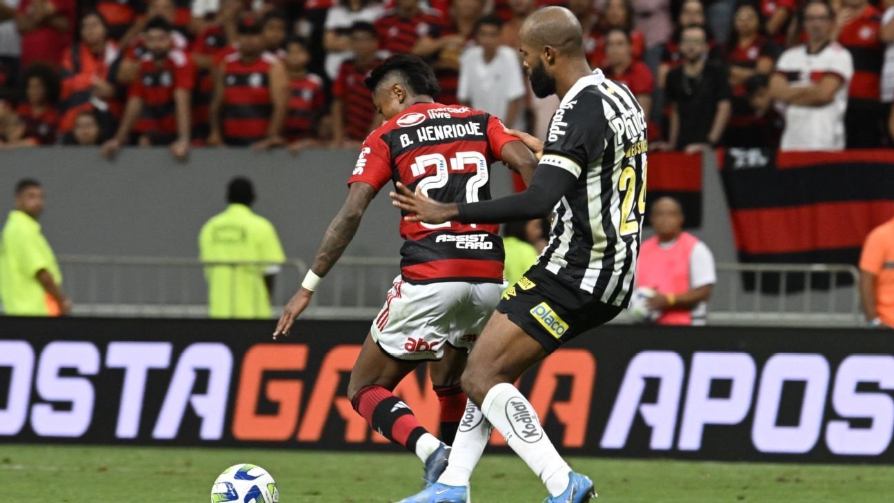 Bruno Henrique faz falta após levar caneta de Soteldo, leva vermelho e é atingido com copo no rosto em Flamengo x Santos