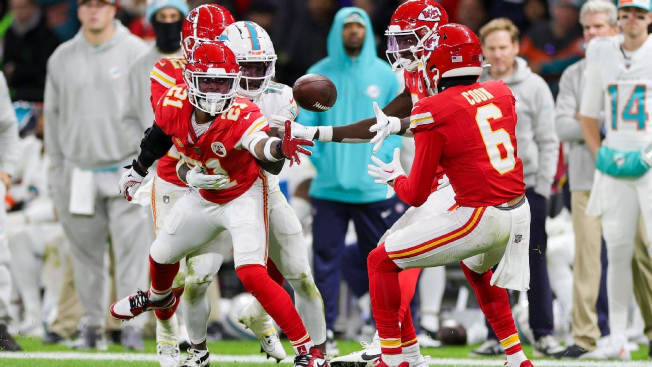 Tyreek Hill fumble results in winning score as Chiefs beat