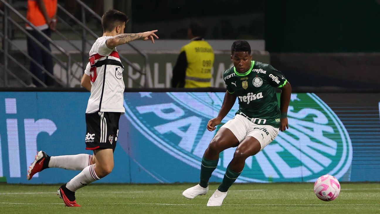 Endrick diz que canta em campo durante jogos do Palmeiras e revela reação inesperada de Arboleda