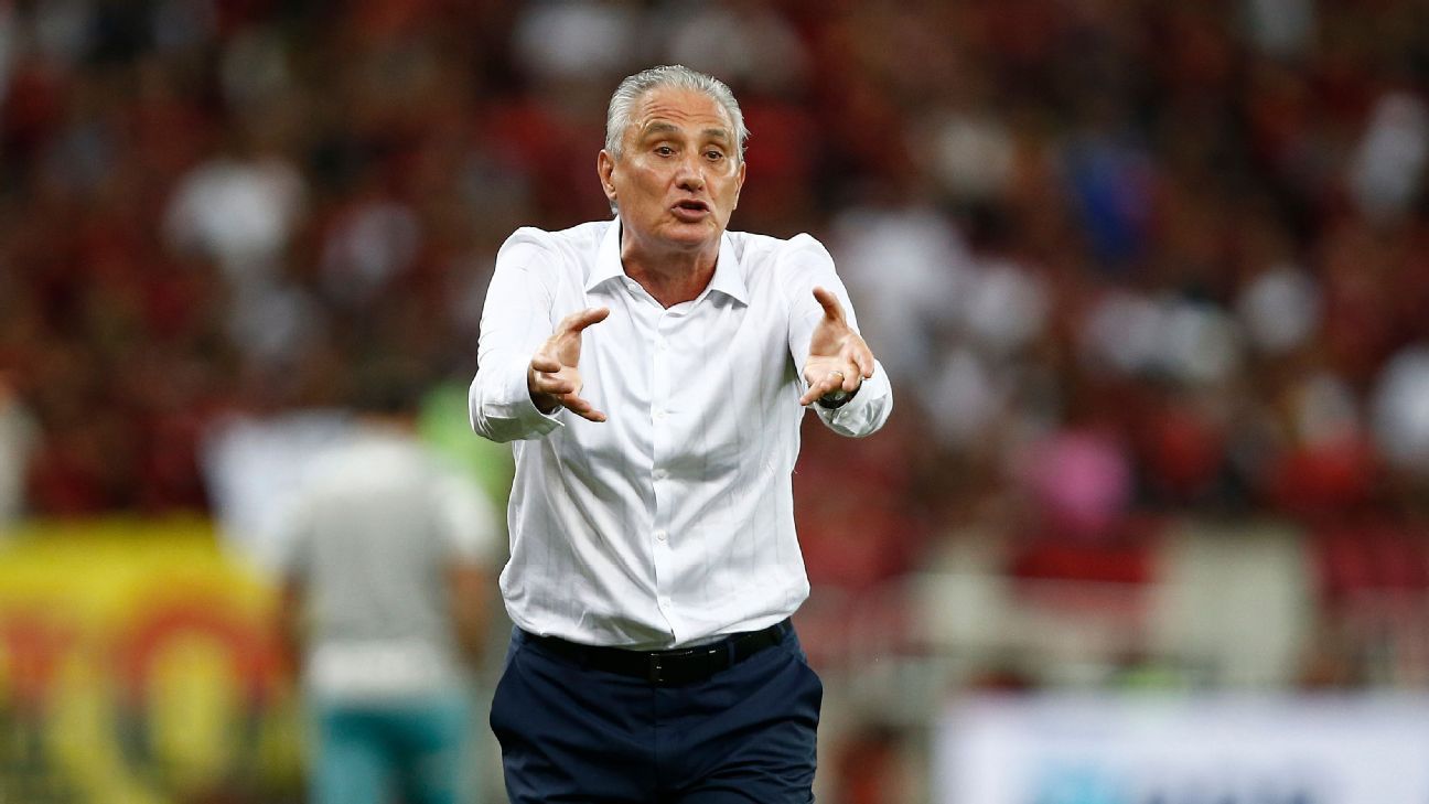 Tite presenteia todos os funcionários do futebol do Flamengo com cesta de Natal