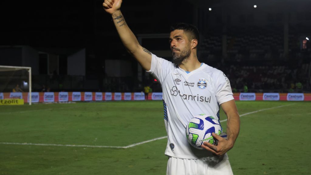 Messi, Neymar, astro do Liverpool e mais: como mundo da bola reagiu ao show de Suárez em Botafogo x Grêmio