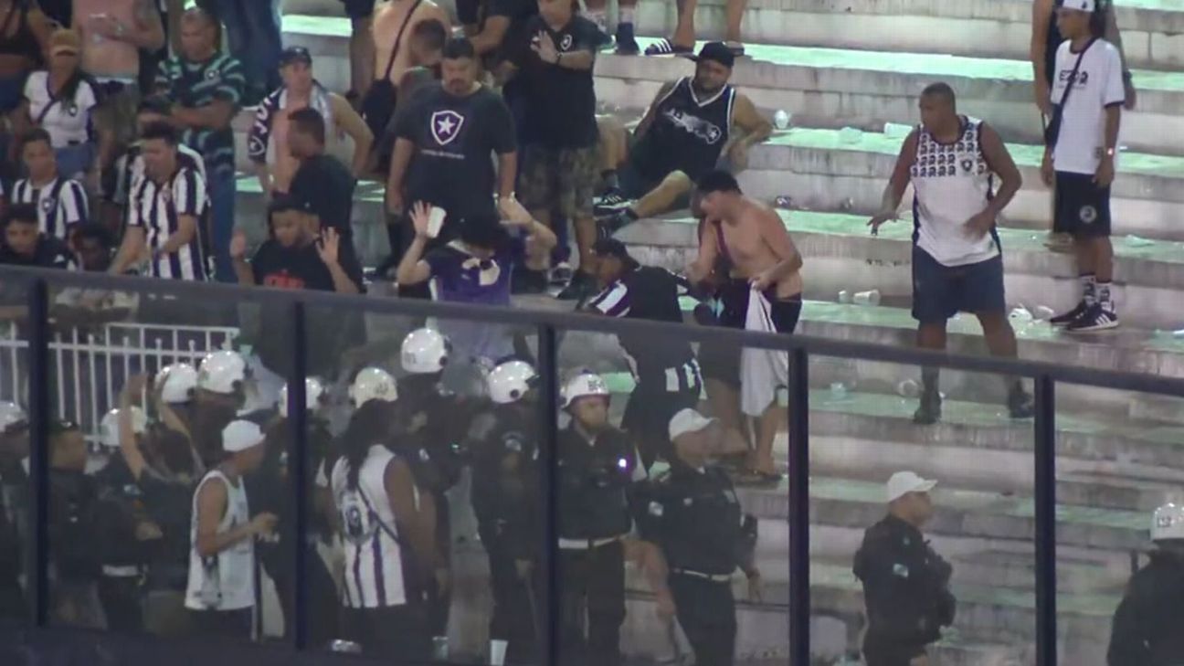 Botafogo 3 x 4 Grêmio termina com confusão em São Januário, e polícia é acionada para conter torcedores