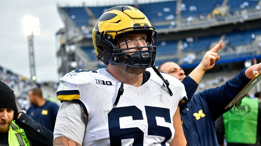 Michigan star lineman Zak Zinter carted off with leg injury ESPN