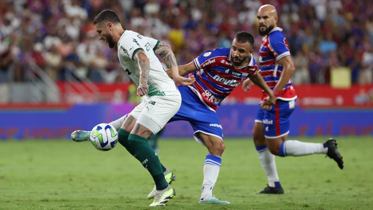 Palmeiras sofre, mas arranca empate contra o Fortaleza com um a menos e segue líder do Brasileirão