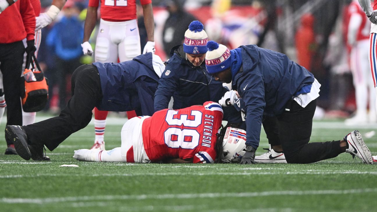 Il running back dei Patriots Ramondre Stevenson si infortuna alla caviglia durante un contrasto all’anca