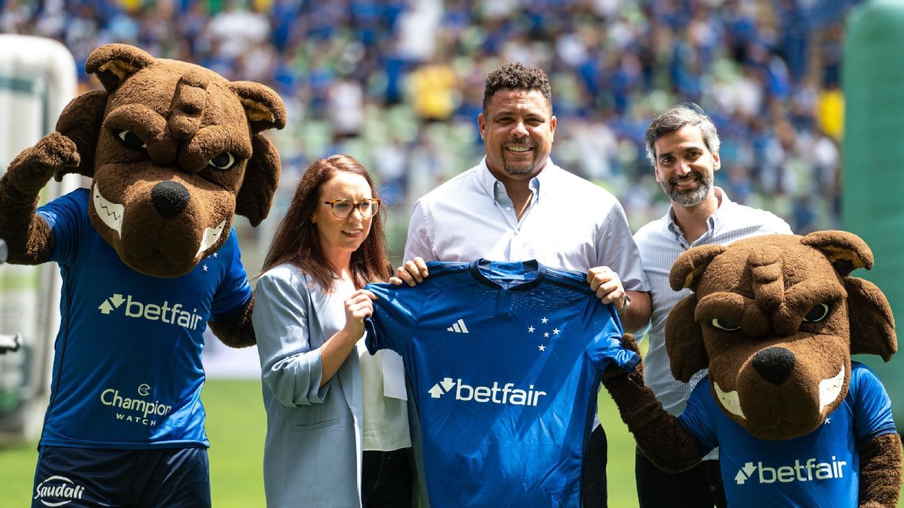 Torcedores criticam Ronaldo em jogo do Cruzeiro com faixa Tchau