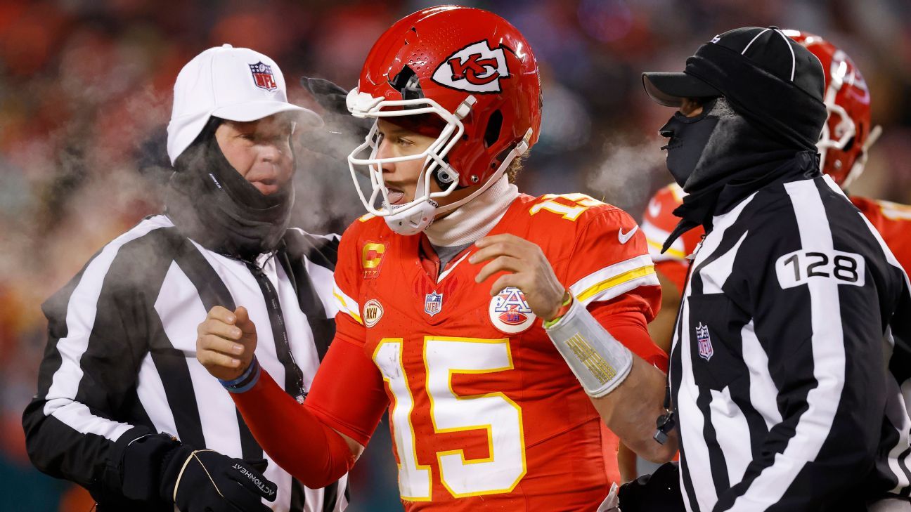 Patrick Mahomes’ helmet broke after the collision