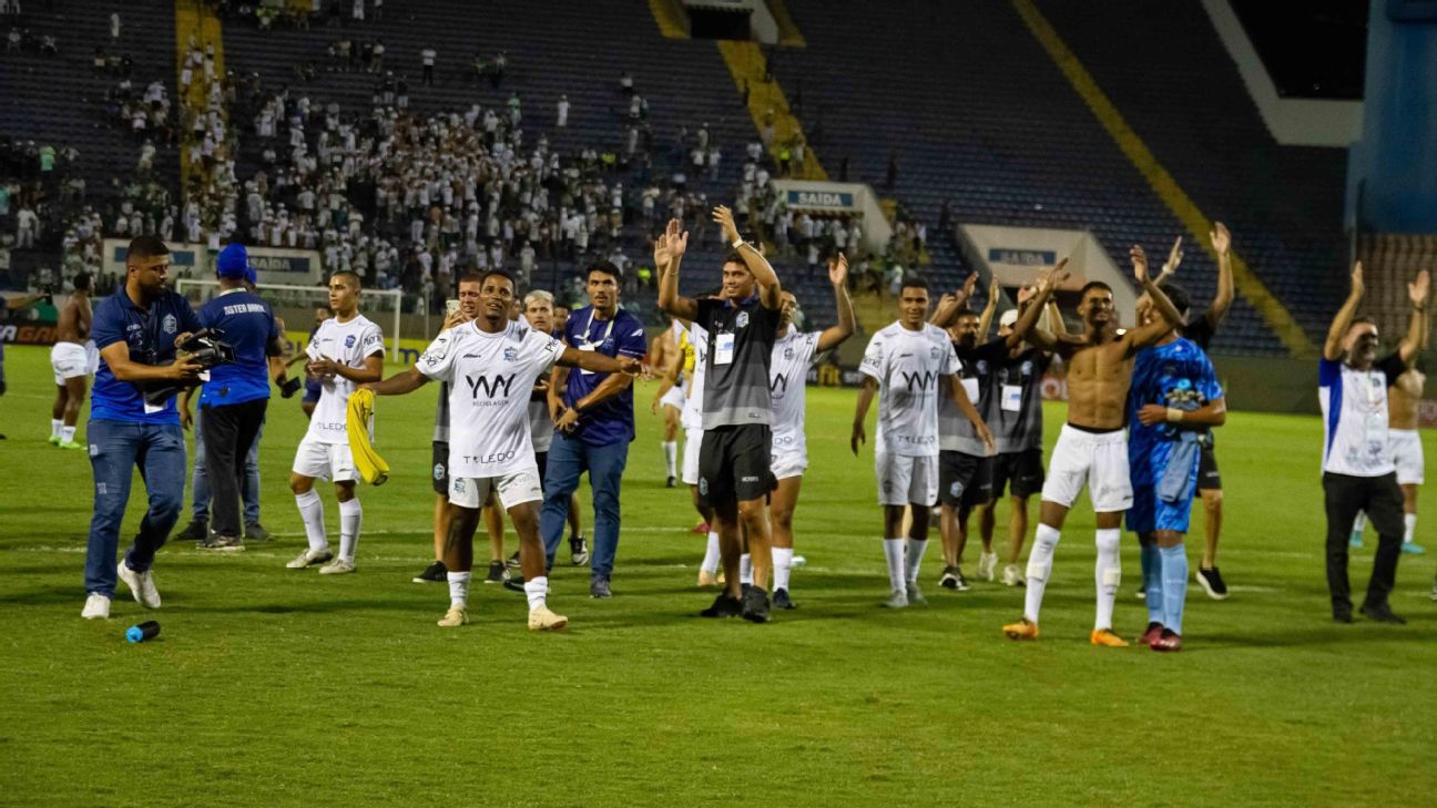 Técnico do Aster, time que eliminou Palmeiras da Copinha, foi palmeirense na adolescência e se emocionou com declaração do filho após classificação