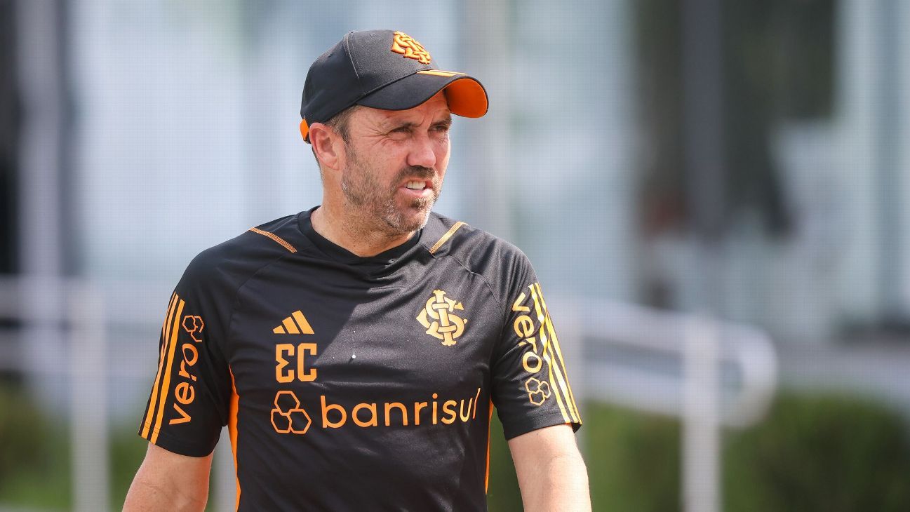 Técnico Coudet responde sarcasticamente questionamento de torcedor gremista após vitória colorada.