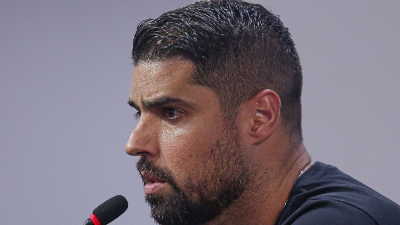 António Oliveira busca quebrar escrita negativa contra Abel Ferreira no confronto contra Palmeiras.