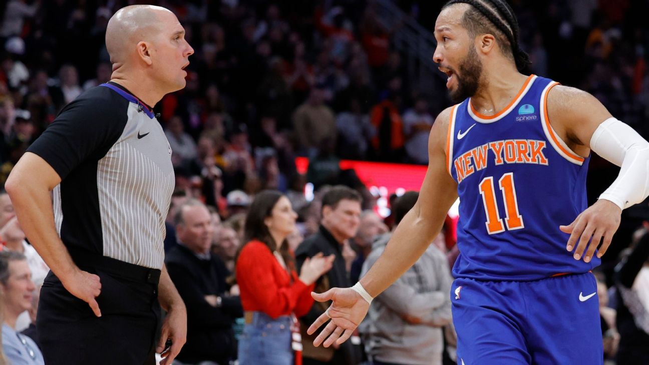 Knicks All-Star guard Jalen Brunson injures left leg on non