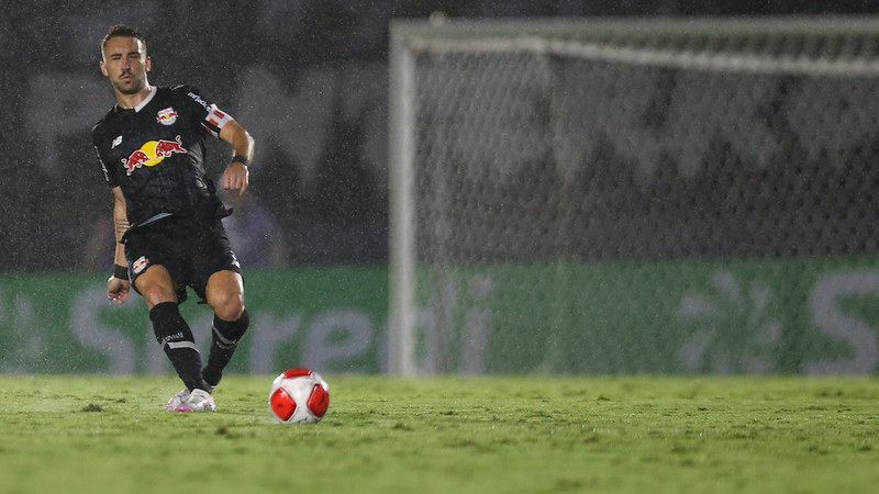 Leo Ortiz negocia transferência para o Flamengo com condição específica definida.