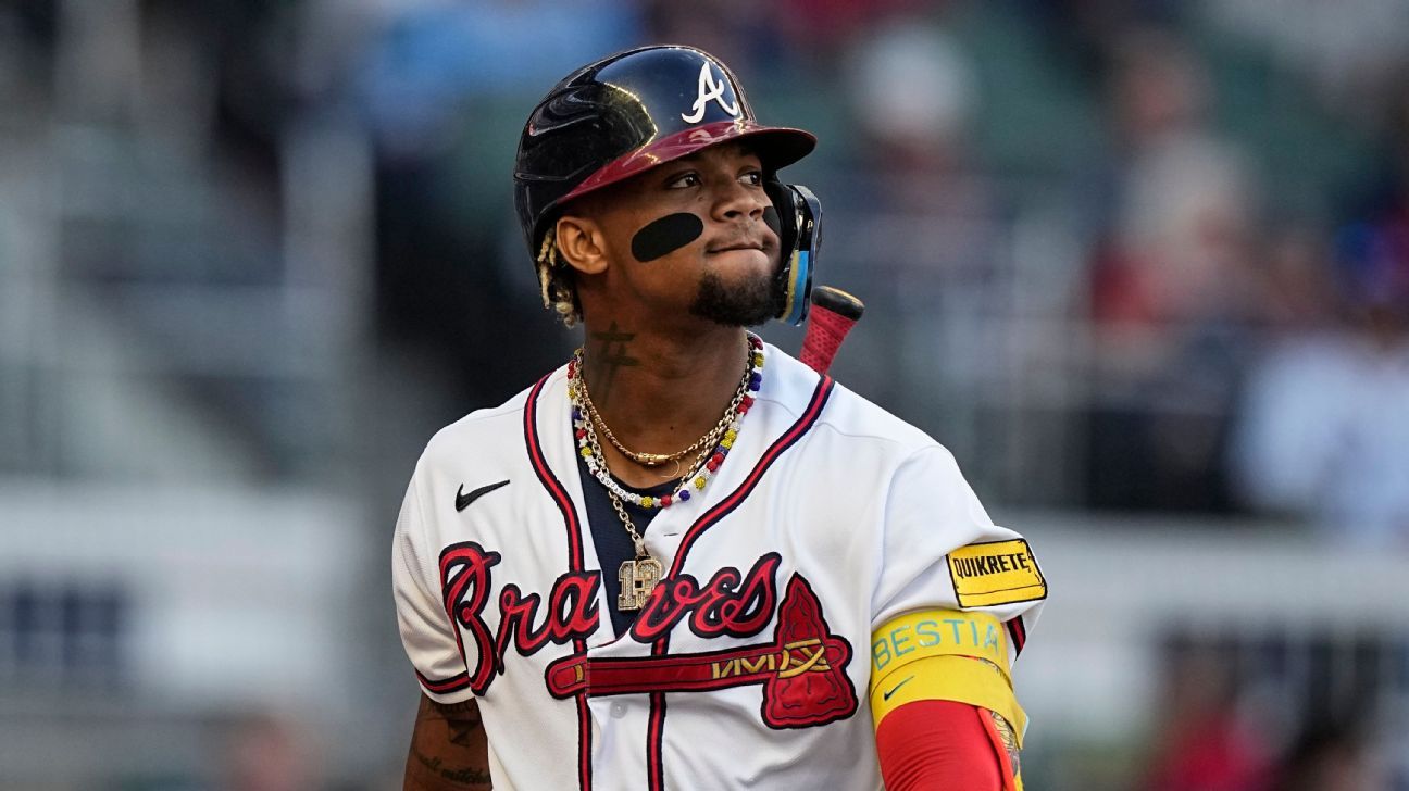 Braves' Acuna suffers apparent injury to left knee