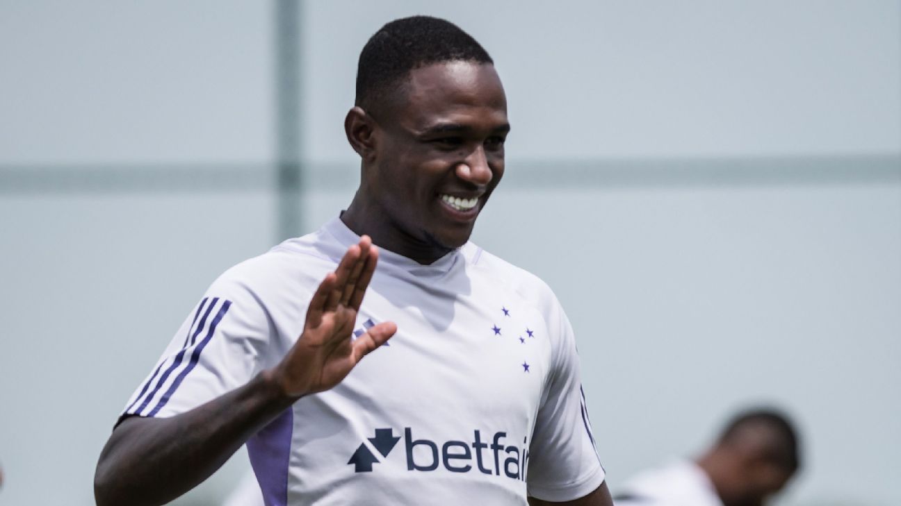 Cruzeiro amplia contrato de João Pedro até 2026 após reintegração ao elenco.