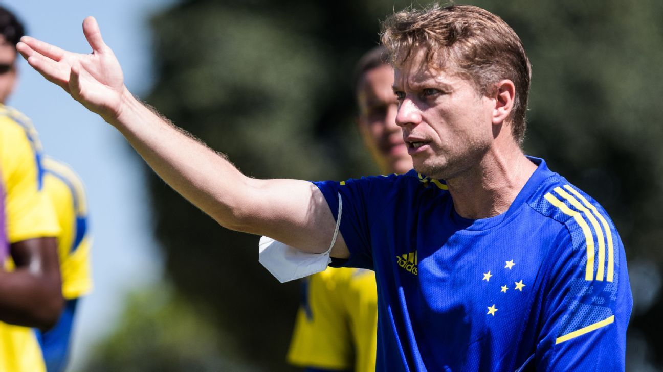 Cruzeiro contrata Fernando Seabra como novo técnico para substituir Nicolás Larcamón.