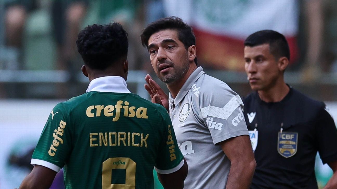 Abel fala sobre formação de jogadores e disputa financeira entre Palmeiras e Flamengo.