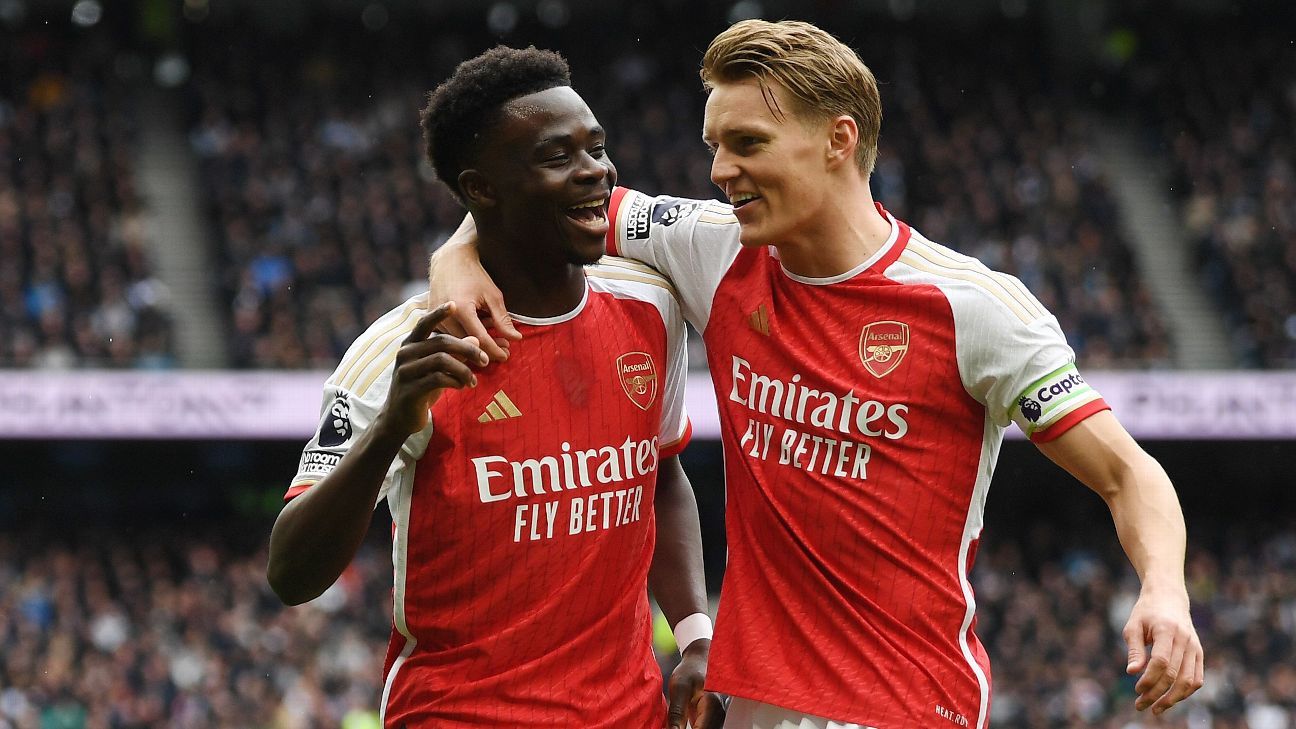 Arsenal beat Tottenham and remains at the top of the Premier League