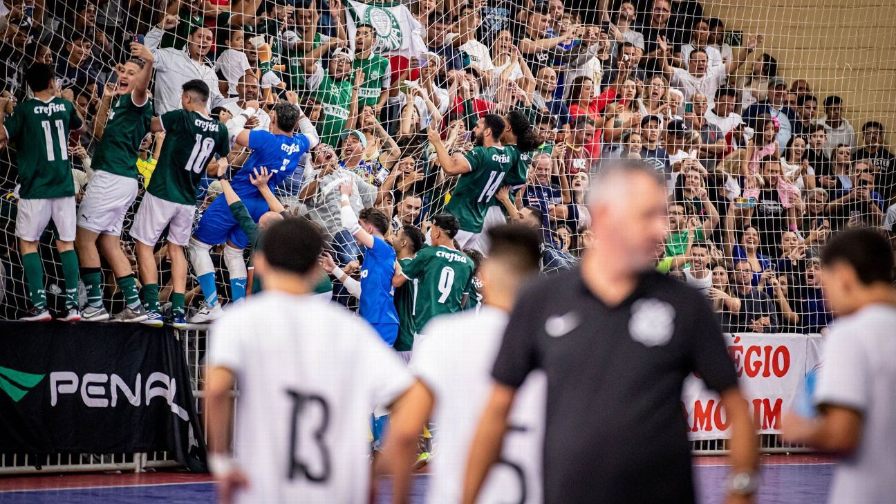 Joia do Palmeiras ganha chance no campo após marcar três em final contra Corinthians.