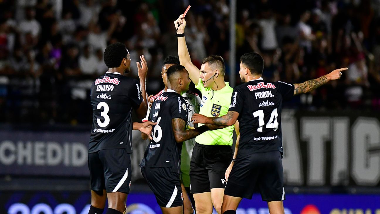 Árbitro de Bragantino x Flamengo não marca falta de De La Cruz.