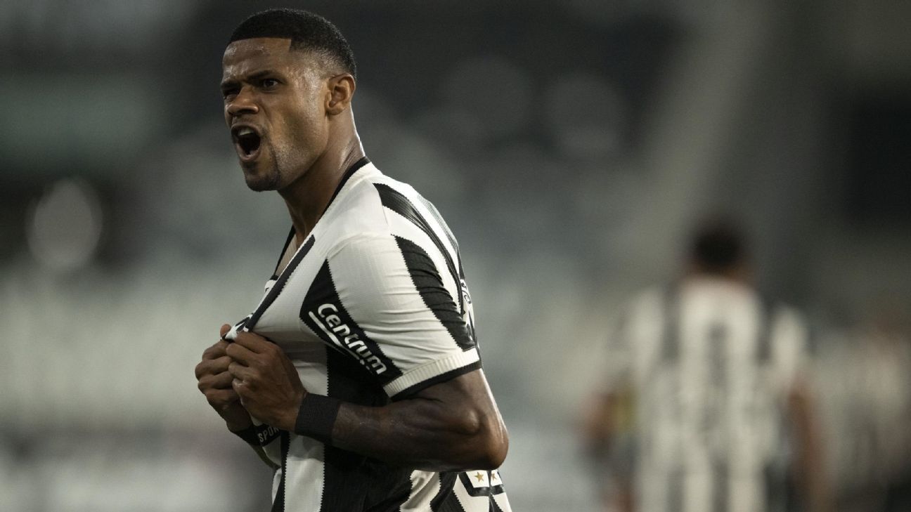 Botafogo descarta oferta do Cruzeiro por Júnior Santos e define futuro.