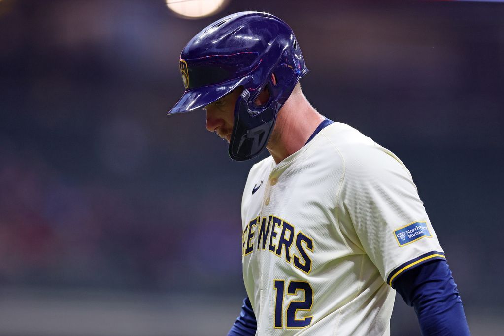 Brewers' Hoskins exits after injuring hamstring