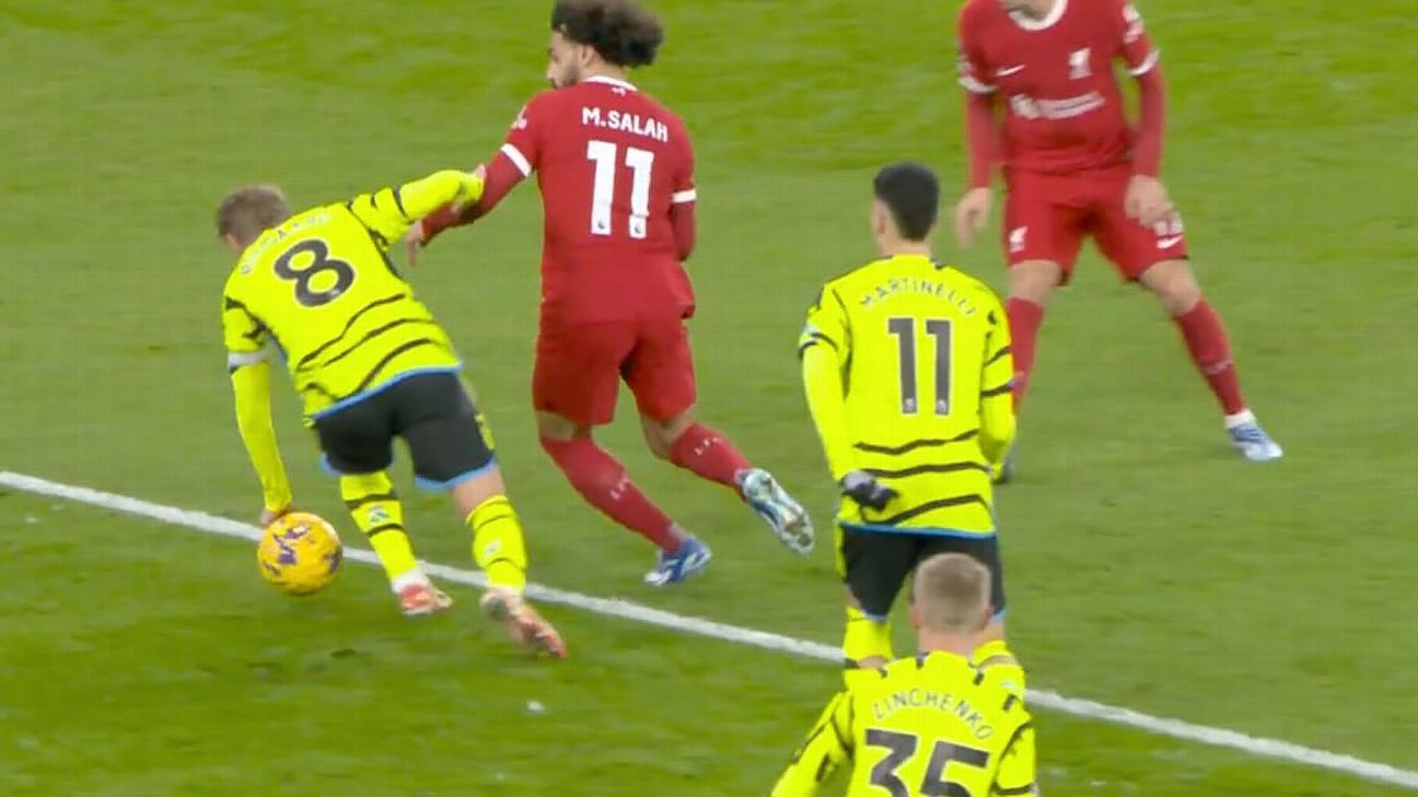 Martin Ødegaard del Arsenal escapó a un penalti por mano contra el Liverpool.