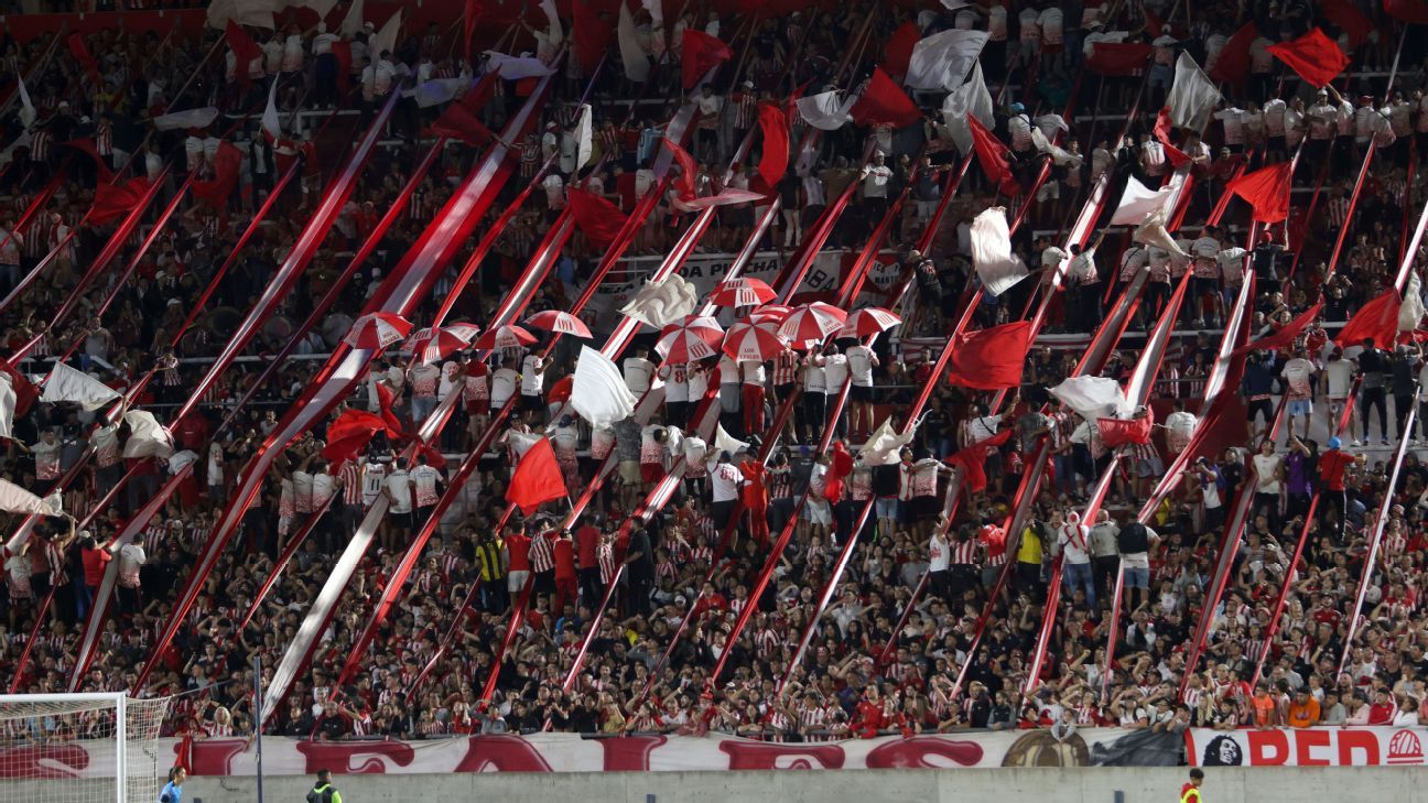 Estudiantes punido por atos racistas de torcedores contra o Grêmio